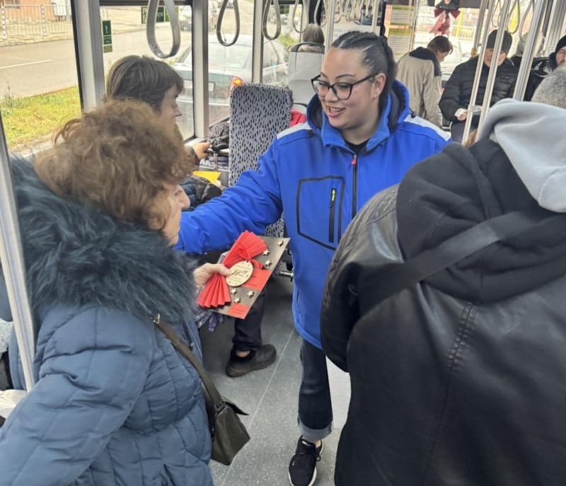 В навечерието на коледните празници екипът и доброволци от Тролейбусен