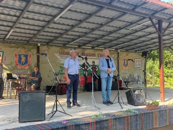 В село Студено буче се провежда традиционният фолклорен събор "Китка" /снимки/