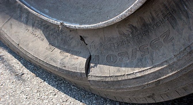 Неизвестен мъж е нарязал гумите на бус в Берковица съобщиха