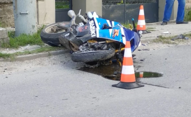 Моторист катастрофира във врачанско село с опасност за живота е