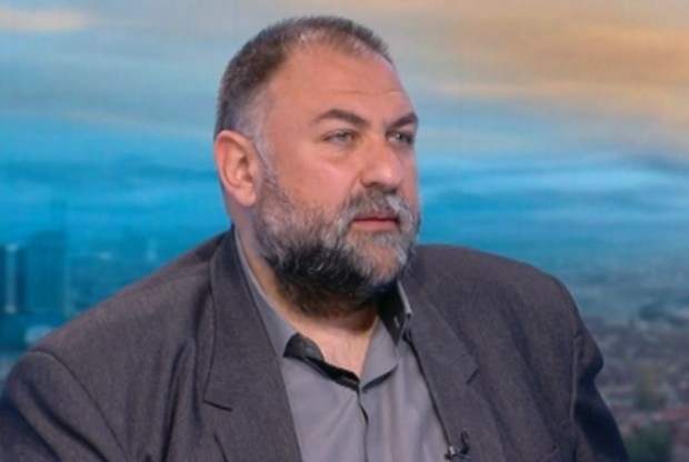 Разследването за тройното убийство край хижа Петрохан продължава а с