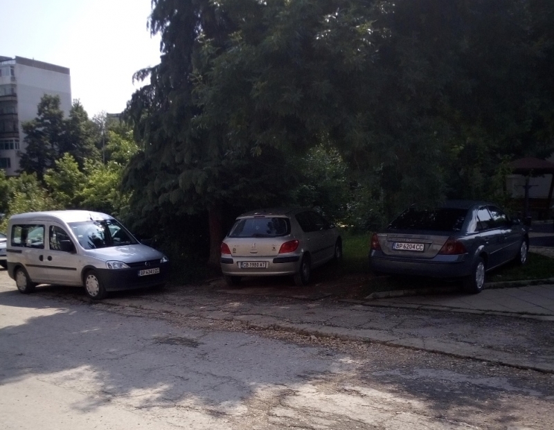 Наглите шофьори във Враца зарязващи автомобилите си където им падне