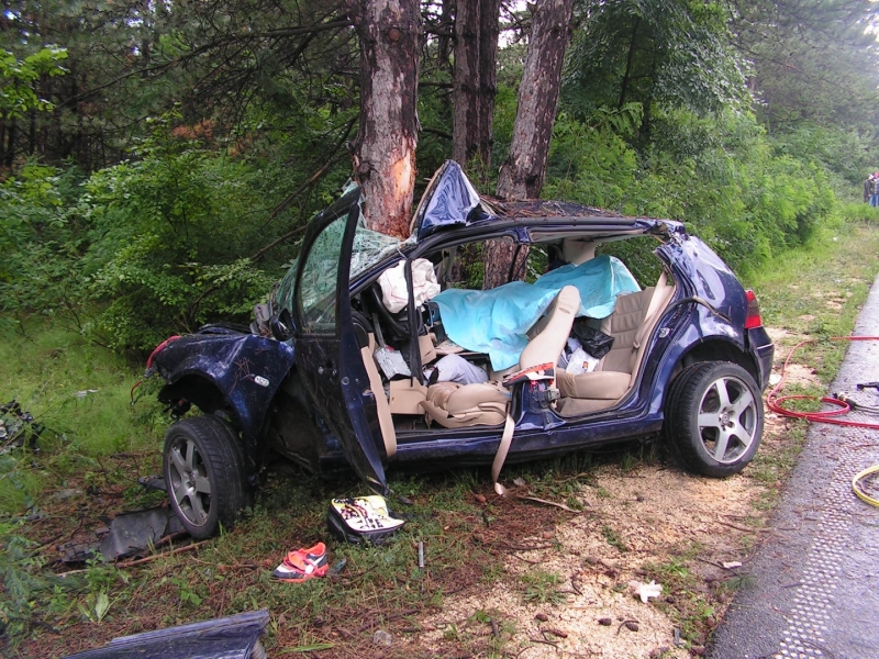 Млада жена от Врачанско се заби с колата си в