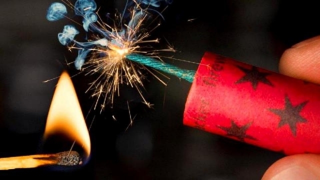 Служители на реда са хванали ломчанин да продава незаконно пиротехника