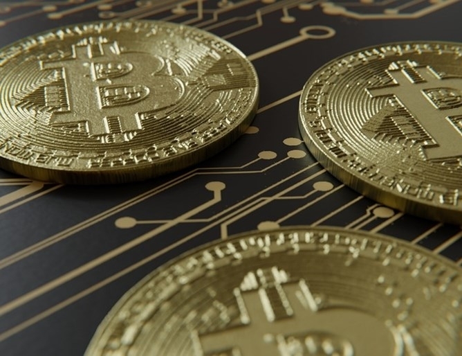 Биткойнът поевтиня рязко