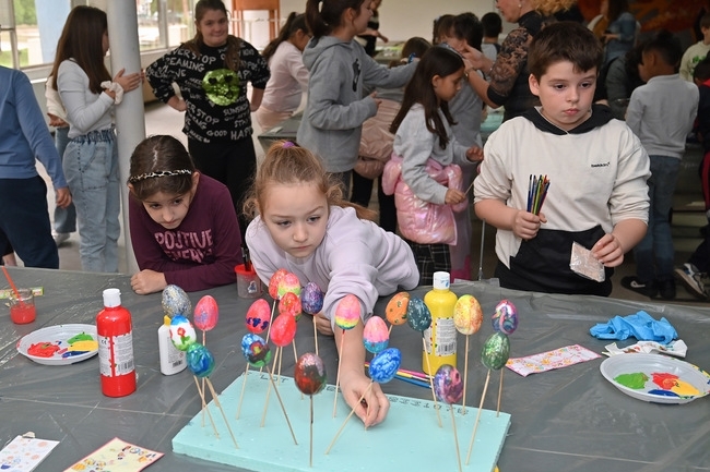 Великденска работилница за боядисване и декориране на яйца започна работа