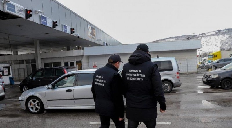 От 10 до 100 евро подкупи са вземали арестуваните митничари