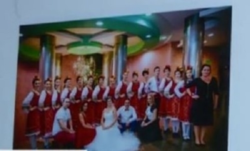 Данъчни под прикритие играят хоро за да се представят за