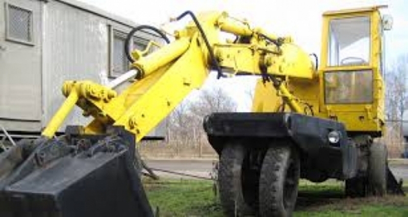 Близо 300 литра нафта източи апаш от багер във Врачанско