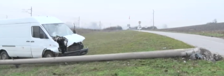 Пиян шофьор се блъсна в стълб и остави няколко димитровградски