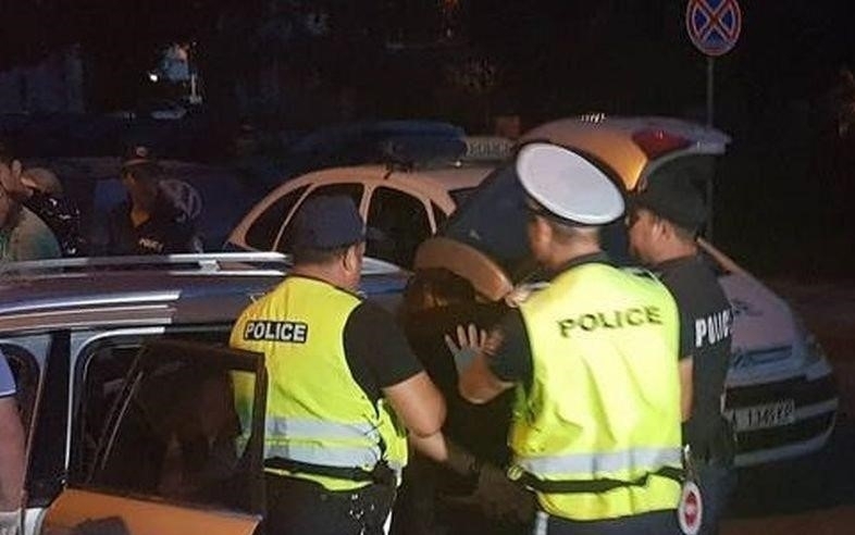 Полицейски служители са арестували млад мъж седнал зад волана след