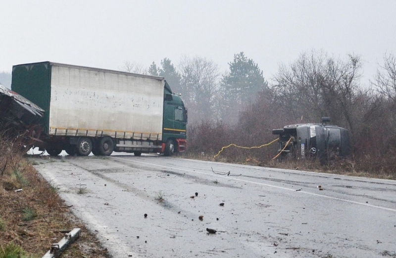 Тир и бус са се сблъскали тази сутрин във Врачанско