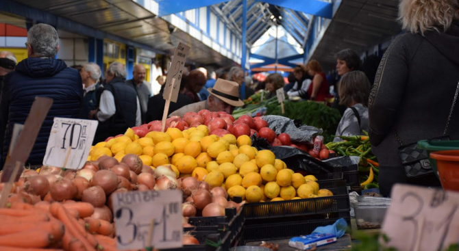 Продавачка на грозде и клиент се сбиха на пазара в