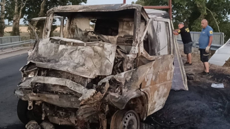 Четири жертви при челен удар между два буса на Подбалканския