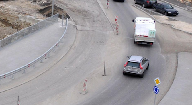 Във връзка с ремонтни дейности в района на кръговото кръстовище