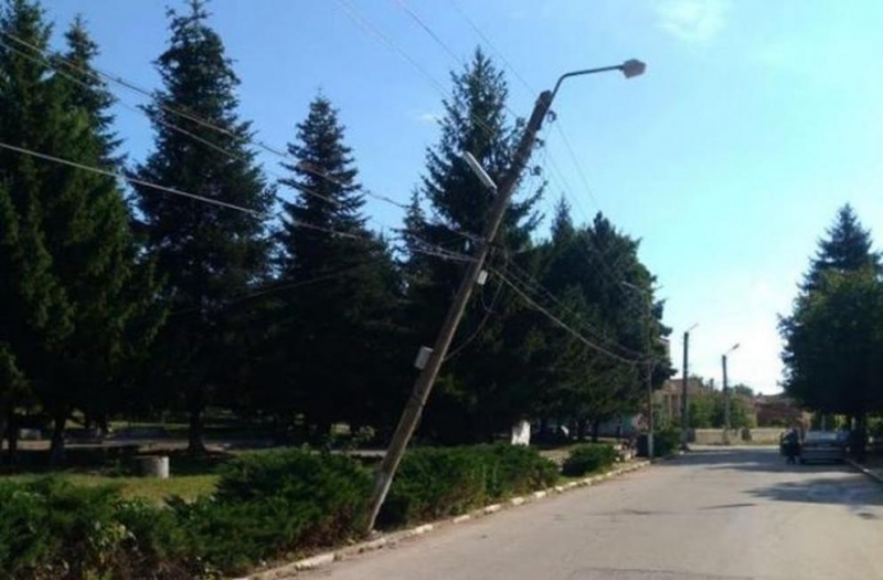 Електрически стълб се надвеси над шосе след пътно произшествие в