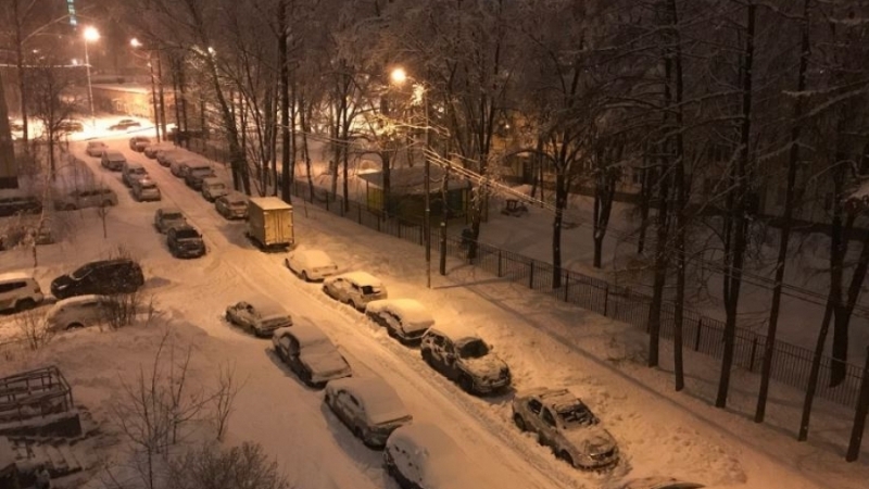 Един човек е загинал при силната снежна буря в Москва.