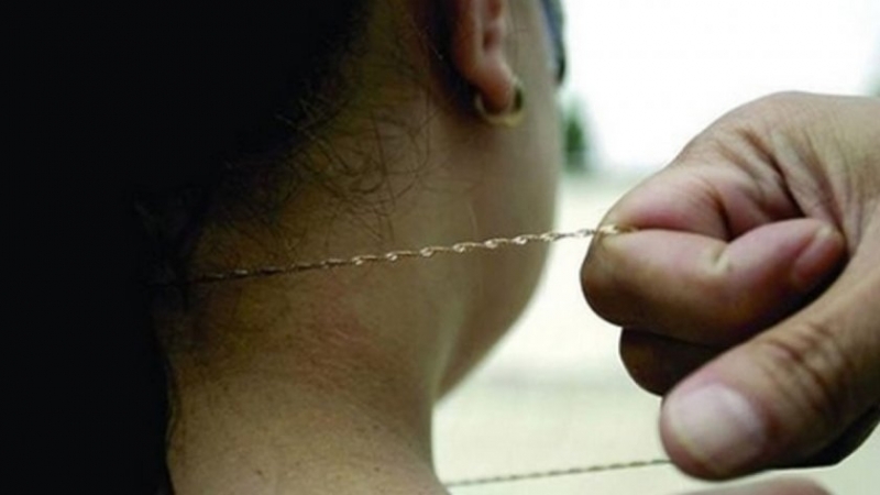 Хванали са мъж късал златни синджири от чужденци в Слънчев