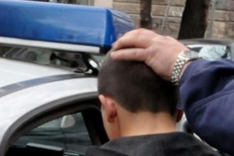 Деца свиха пари и купони за храна от къща във