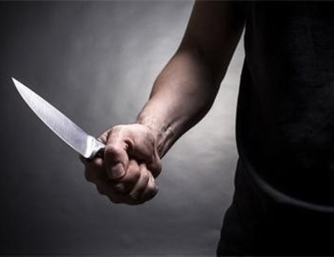 Мъж прободе с нож три жени в Норвегия Една от