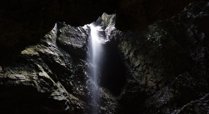 Футболен отбор от 11 души и треньор изчезнаха в пещерата