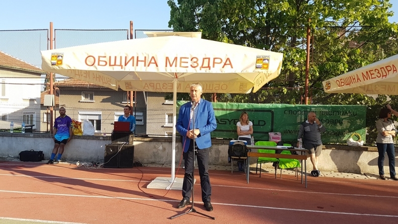 Кметът на община Мездра откри XVIII футболен турнир на малки врати