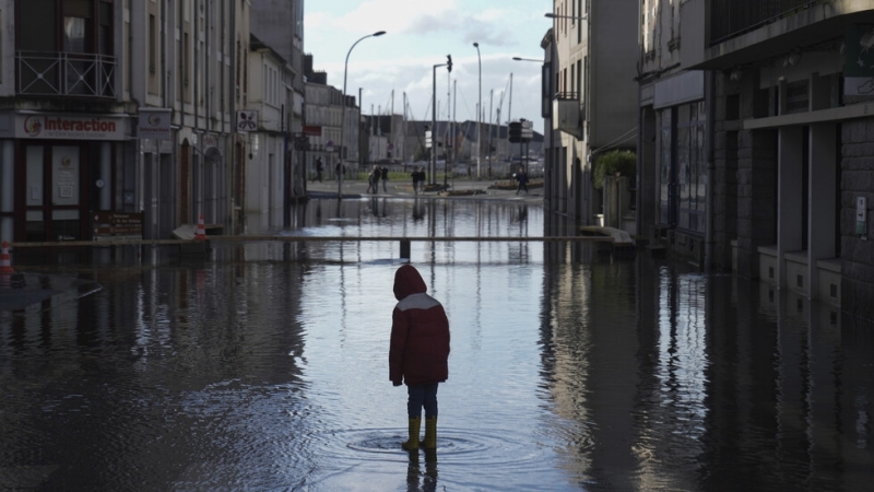 Човек загина при силна буря във Франция а стотици хиляди