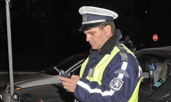 Полицаи хванаха неправоспособен мъж подкарал автомобил с чужди регистрационни табели