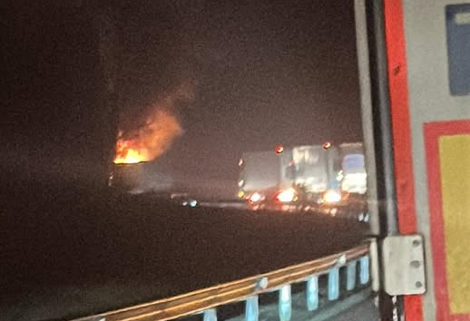 ТИР се е запалил на скоростния път между Мездра и