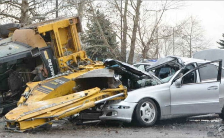 Пиян водач на багер е блъснал кола на жена в