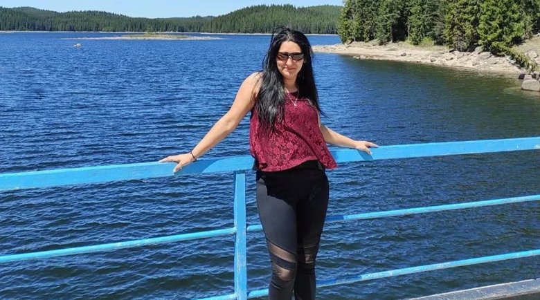 Микробус с леко отворена врата и натрошен мобилен телефон до