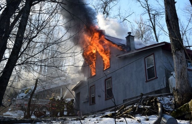 Късо съединение предизвикало пожар в частна стопанска сграда в Грамада