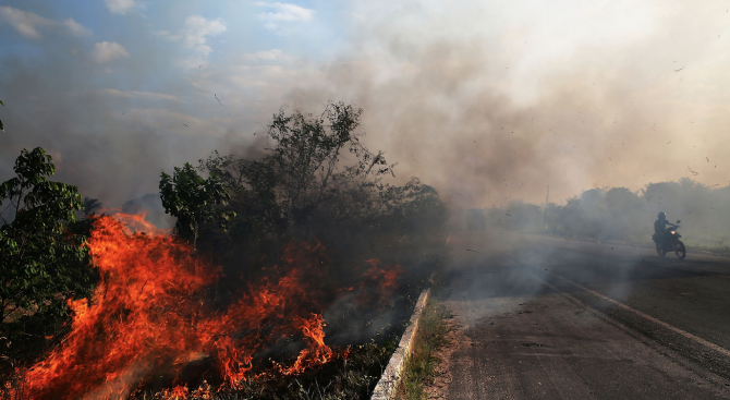 Горски пожари бушуват в региона Пантанал в Южна Бразилия, който