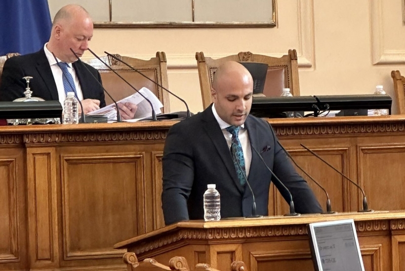 Народният представител от ГЕРБ СДС Мартин Харизанов призова от трибуната на
