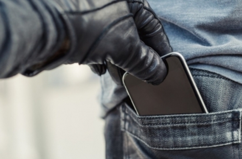 Две кражби на скъпи телефони във Врачанско издирват се апашите