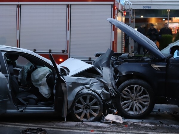 Най-малко девет души са загинали при катастрофа с шест автомобила