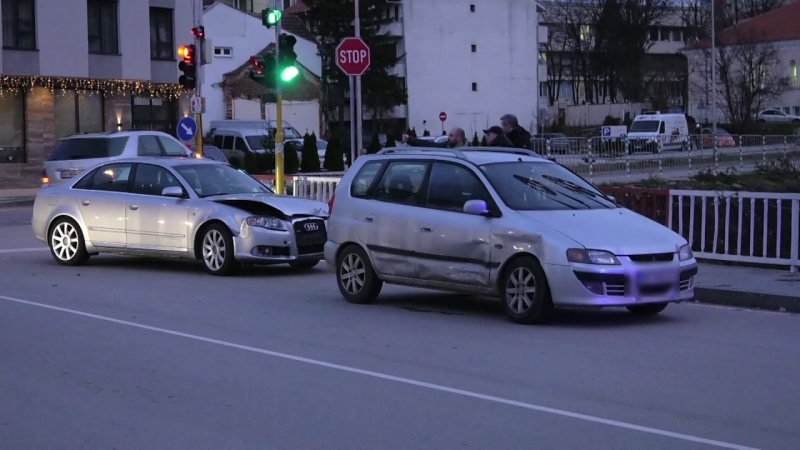 Пиян шофьор предизвика катастрофа във Враца, научи агенция BulNews.
Пътният инцидент