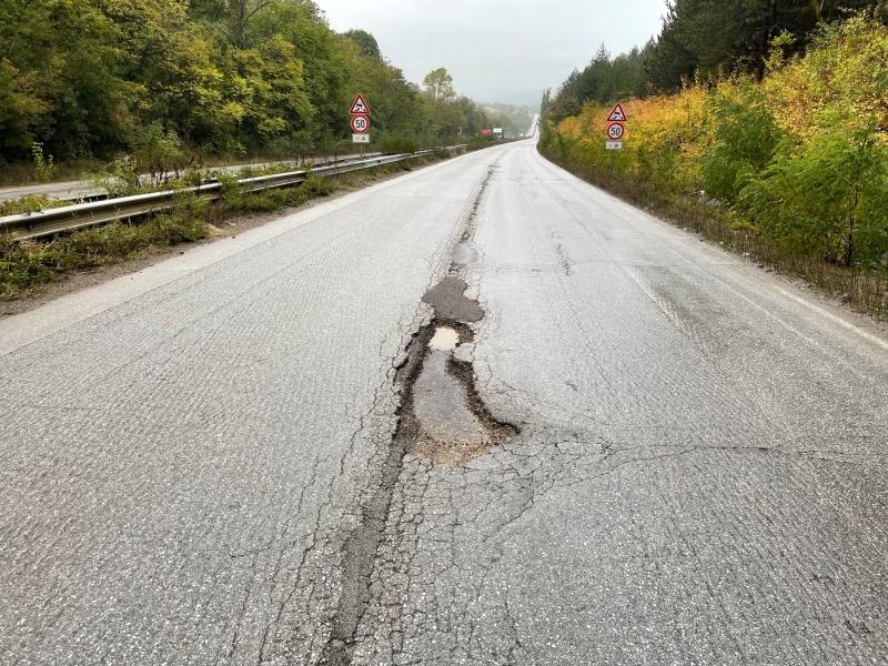 Огромни ями тормозят всекидневно шофьорите които пътуват по международния път