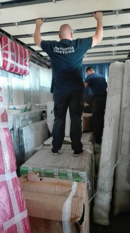 Близо 26 500 контрабандни текстилни изделия и маратонки носещи знаци на