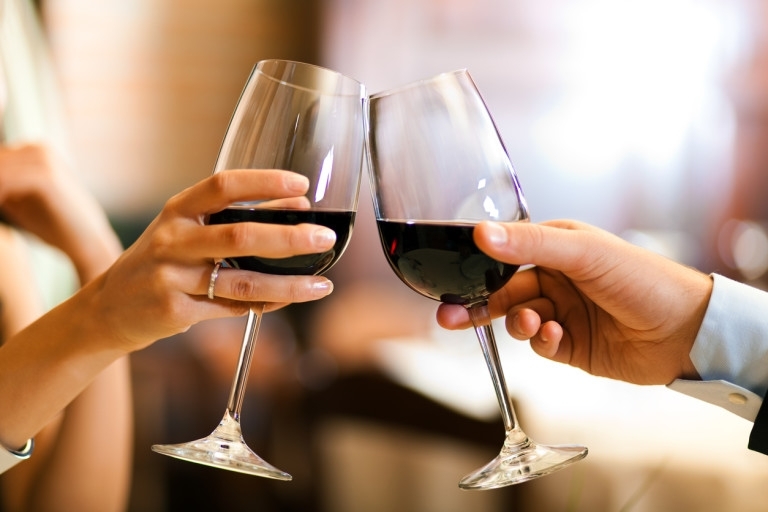 Чаша червено вино е задължителна част от всяка романтична вечер