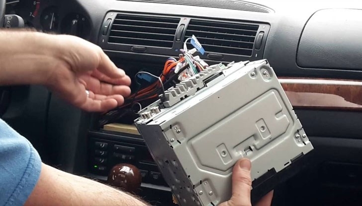 Хлапе открадна CD-player от кола в Роман