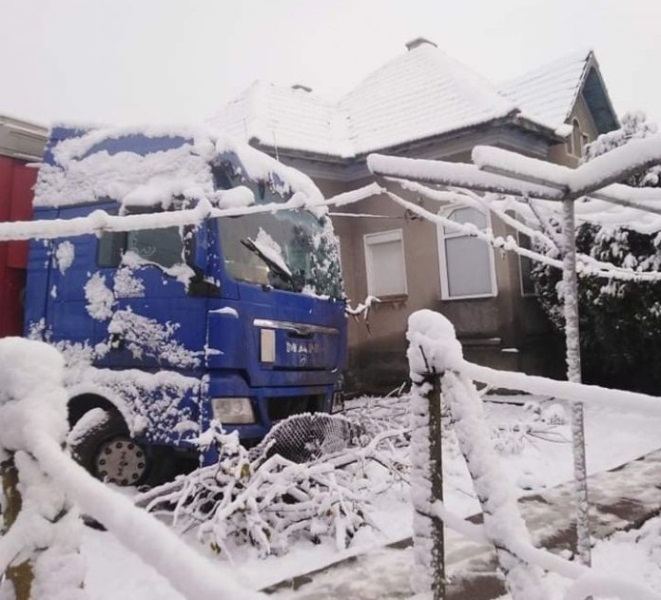 ТИР е катастрофирал в козлодуйското село Гложене научи агенция BulNews