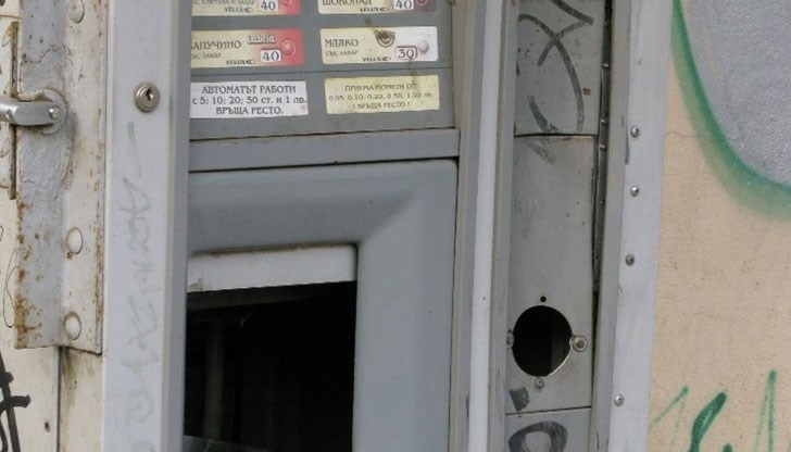 Полицията издирва апаш задигнал монетника на автомат за кафе в