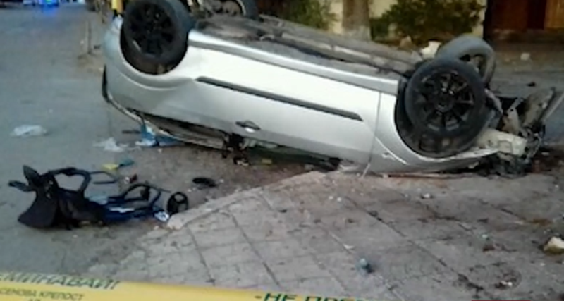 Две деца на 1 и на 12 години майка