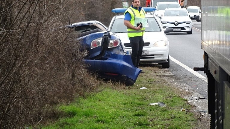 Лек автомобил и ТИР с унгарска регистрация са катастрофирали край