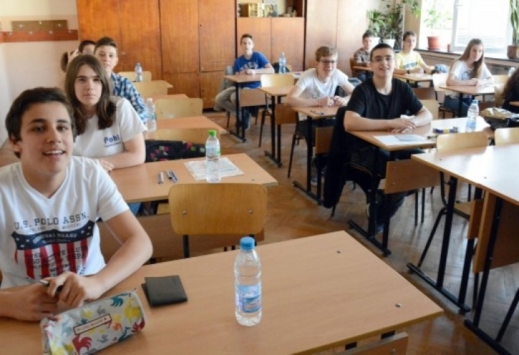 Средната оценка на зрелостниците от матурата по БЕЛ е добър