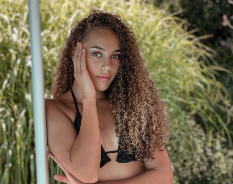 Eдна от най сексапилните футболистки в света Алая Пилгрим подписа с