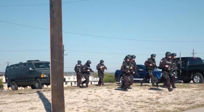 Служител в граничните патрули на САЩ бе арестуван вчера по