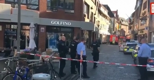 Товарен камион се е врязал в група седящи хора на