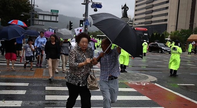 Тайфунът Митаг причини смъртта на най малко четирима в Южна Корея Двама души